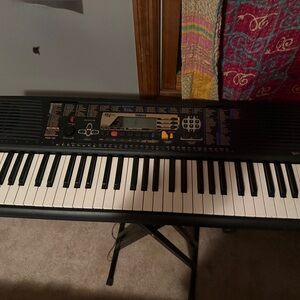 Yamaha Black and White Digital Keyboard PSR 195